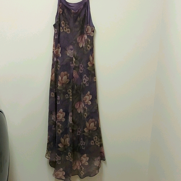 Floral shift dress with asymmetrical hem - Picture 2 of 7